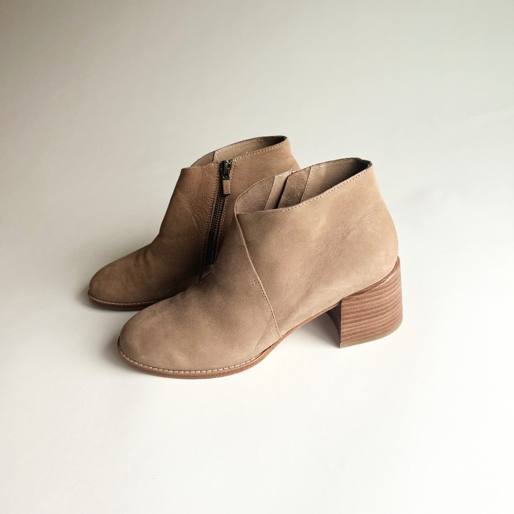 Eileen Fisher Tan Cream Suede Genuine Leather Ankle Boots size 9
